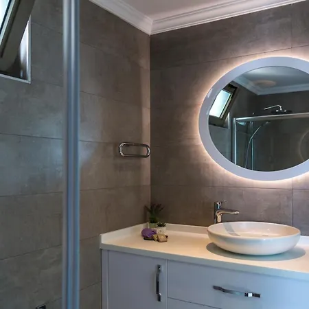 3 Bedroom Seaview Luxury In *