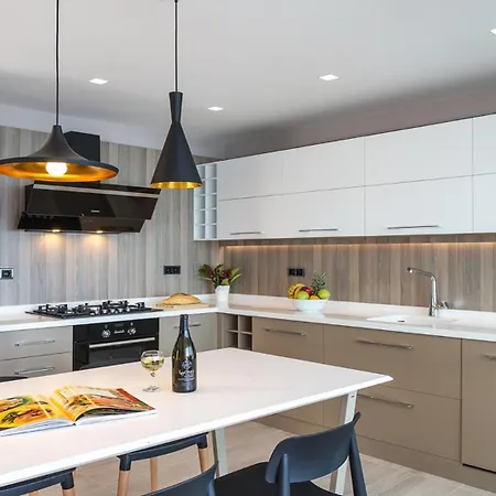 3 Bedroom Seaview Luxury In