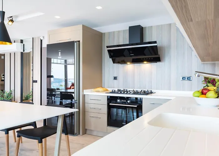 3 Bedroom Seaview Luxury In *